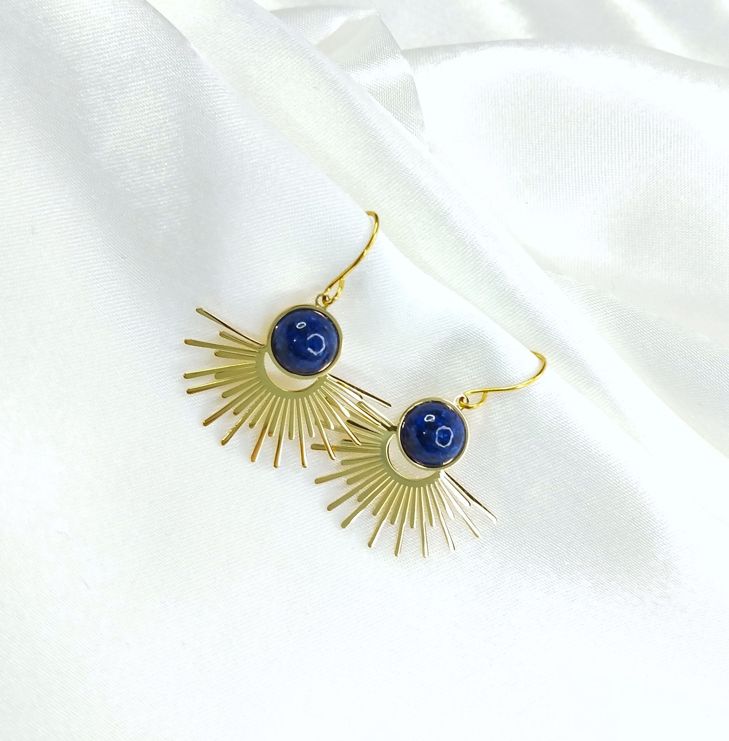 boucles d'oreilles soleil ornée d'une perle colorée