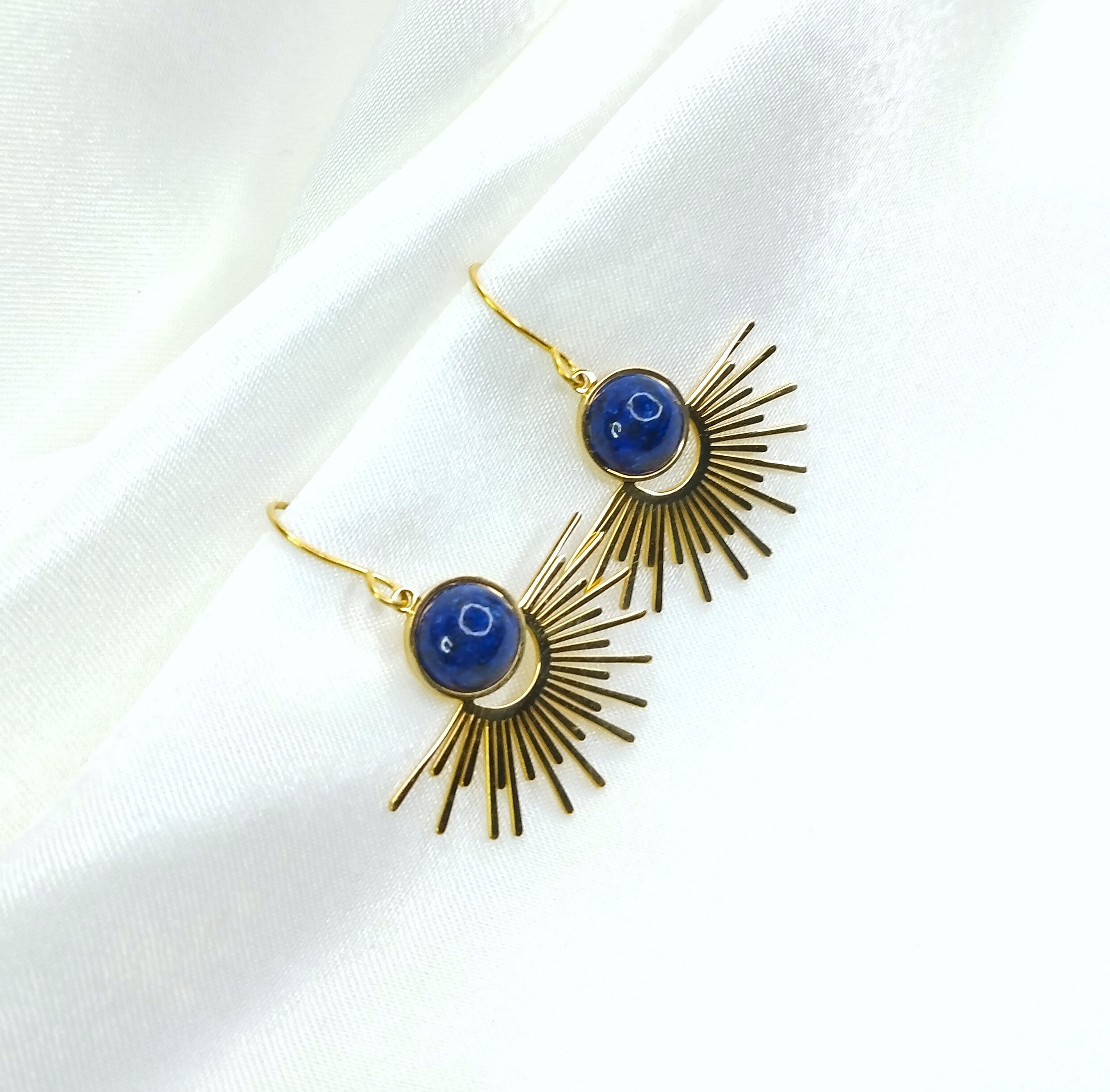 boucles d'oreilles soleil ornée d'une perle colorée