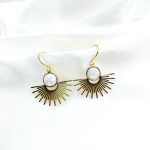 boucles d'oreilles soleil ornée d'une perle colorée