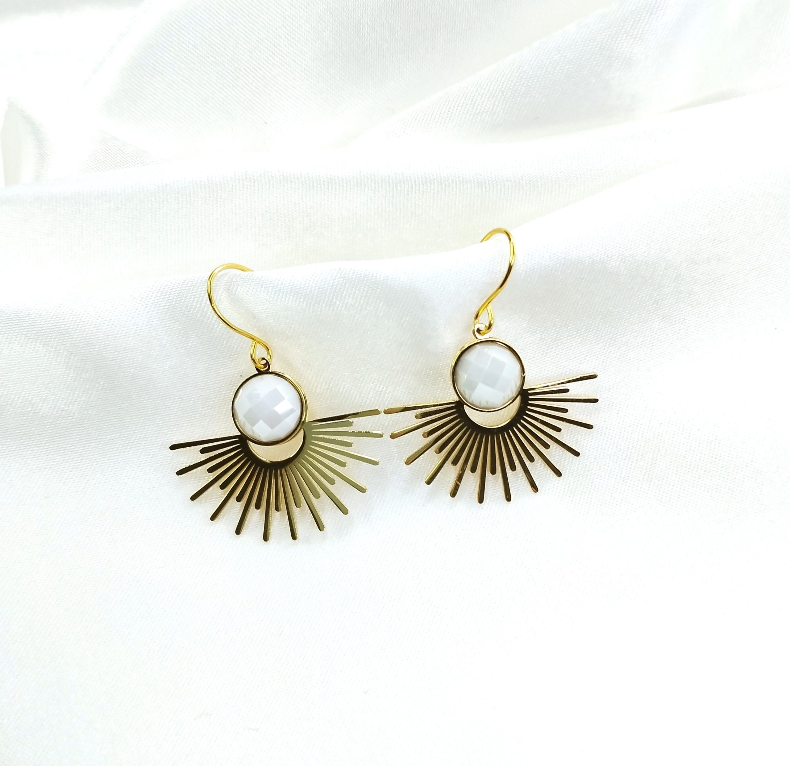 boucles d'oreilles soleil ornée d'une perle colorée