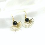 boucles d'oreilles soleil ornée d'une perle colorée