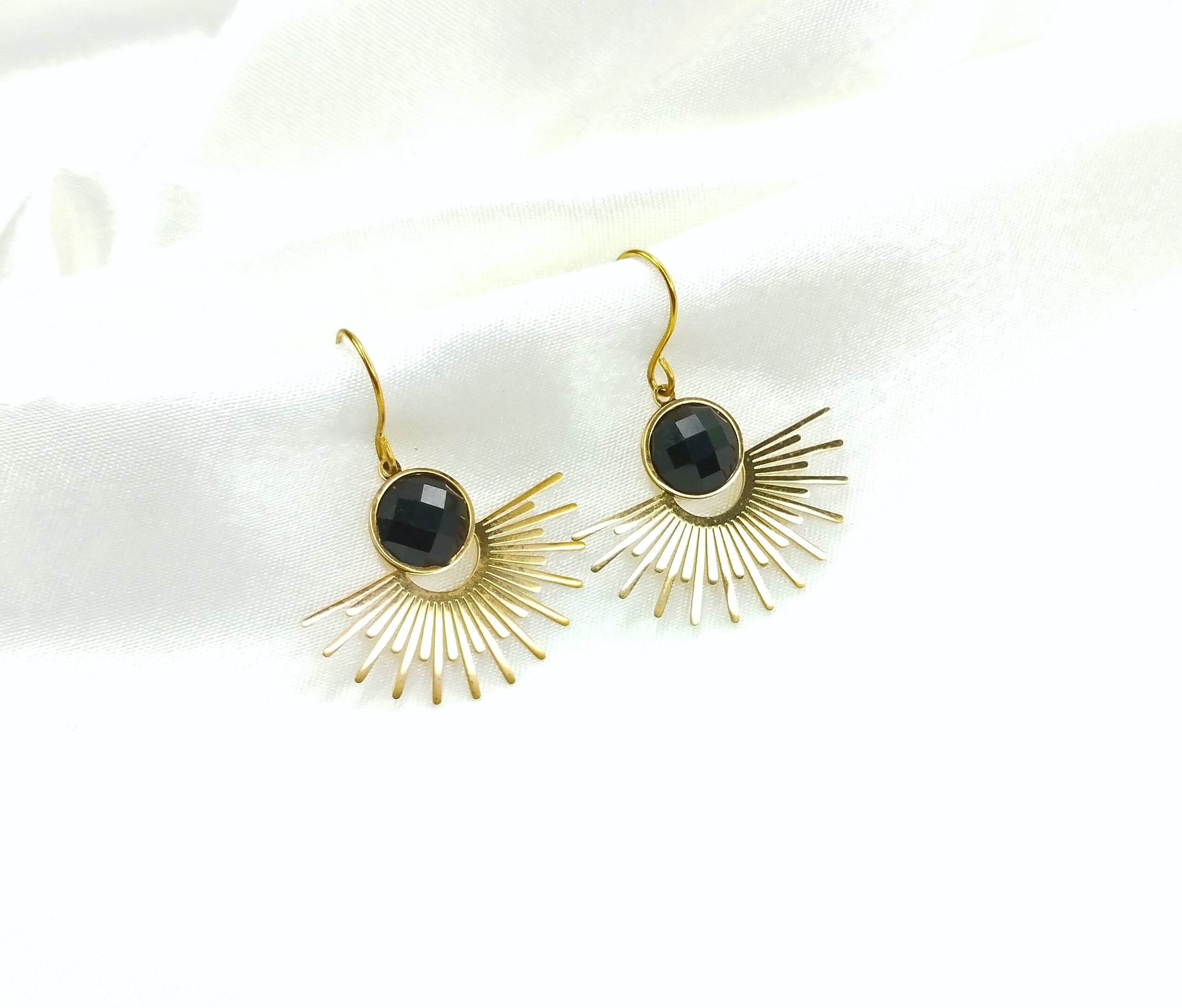boucles d'oreilles soleil ornée d'une perle colorée