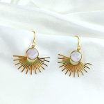boucles d'oreilles soleil ornée d'une perle colorée
