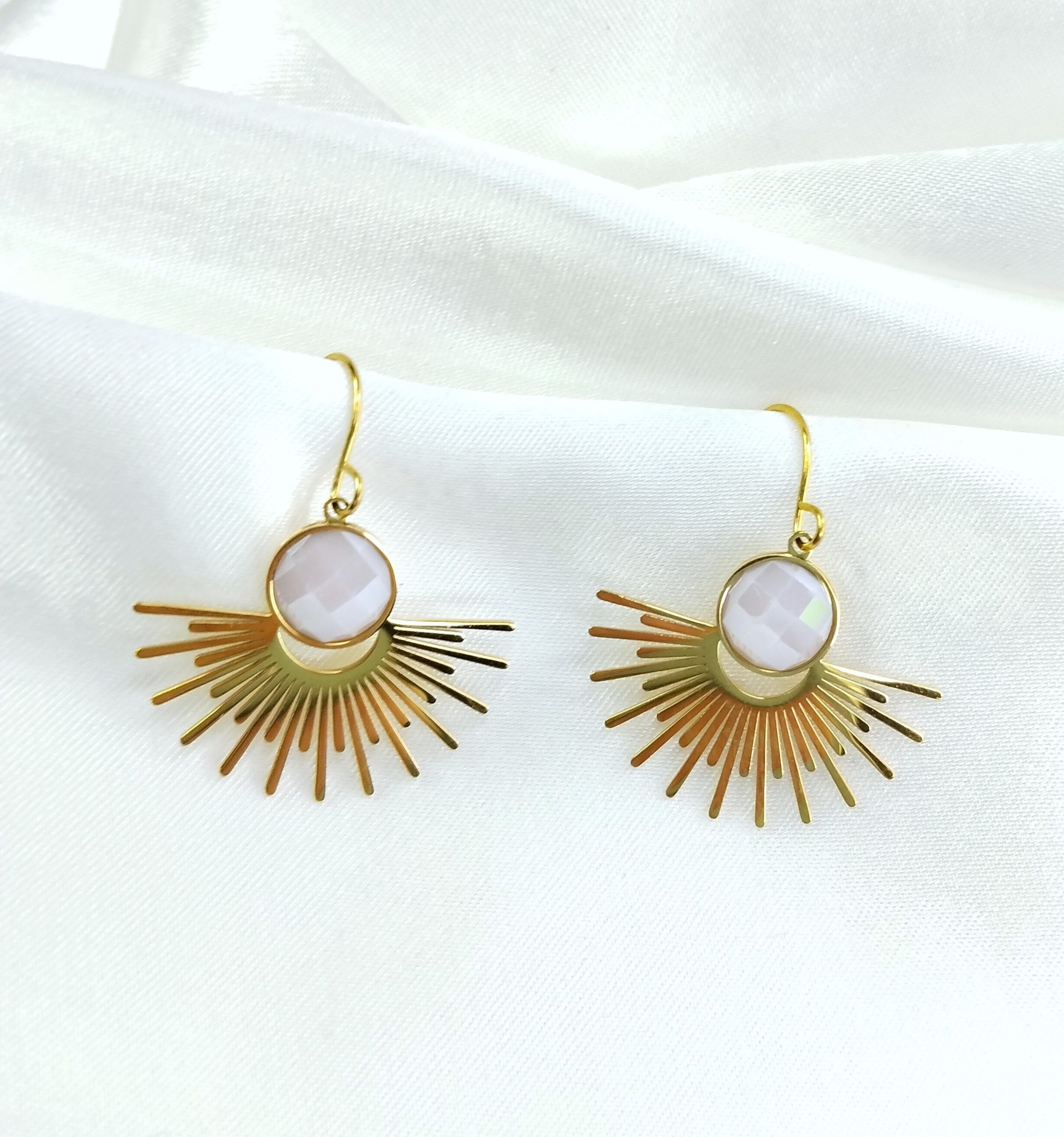 boucles d'oreilles soleil ornée d'une perle colorée