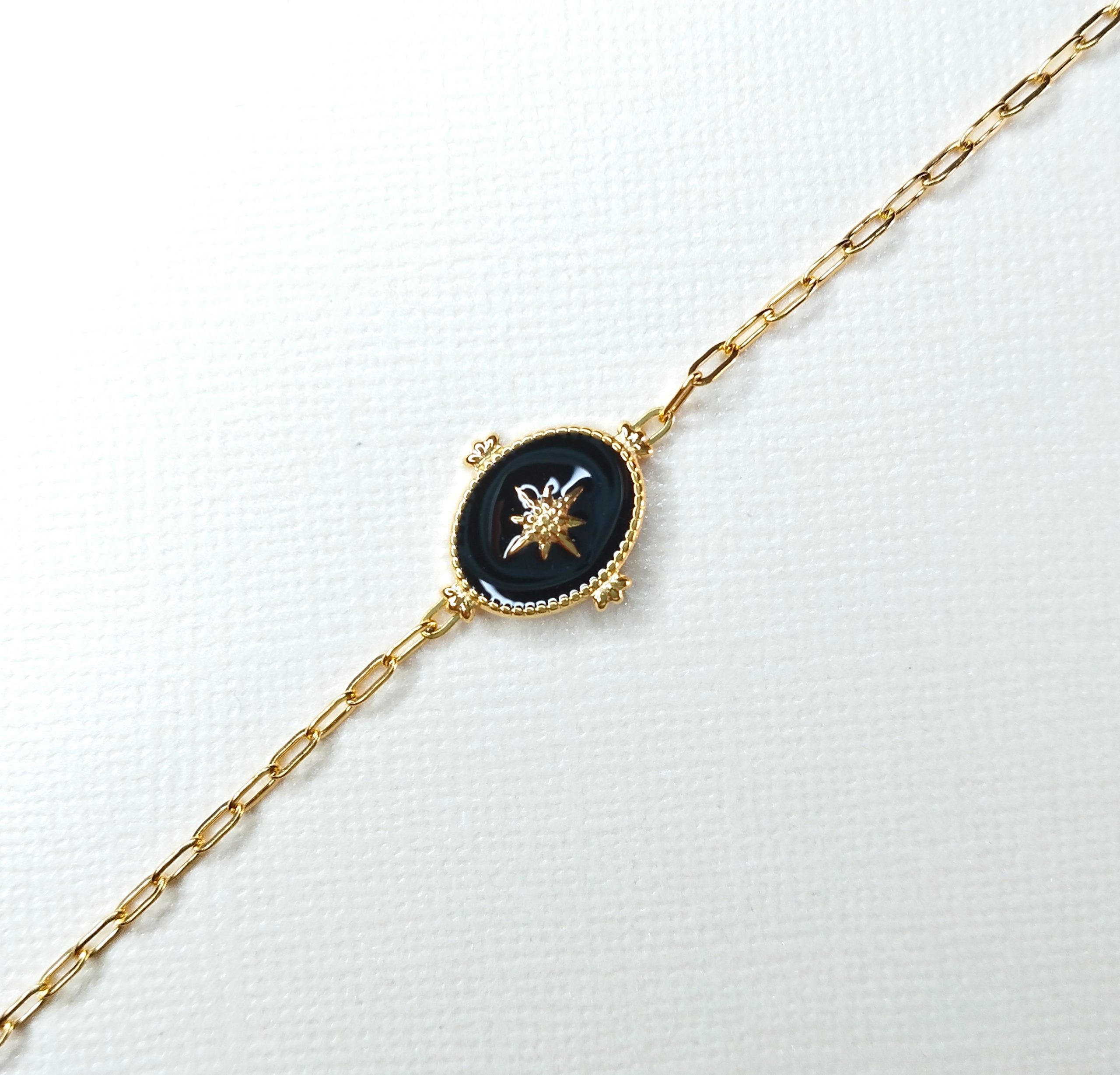 bracelet en acier inoxydable doré avec un pendentif noir orné d'une étoile