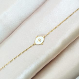 bracelet en acier inoxydable doré avec un pendentif blanc orné d'une étoile