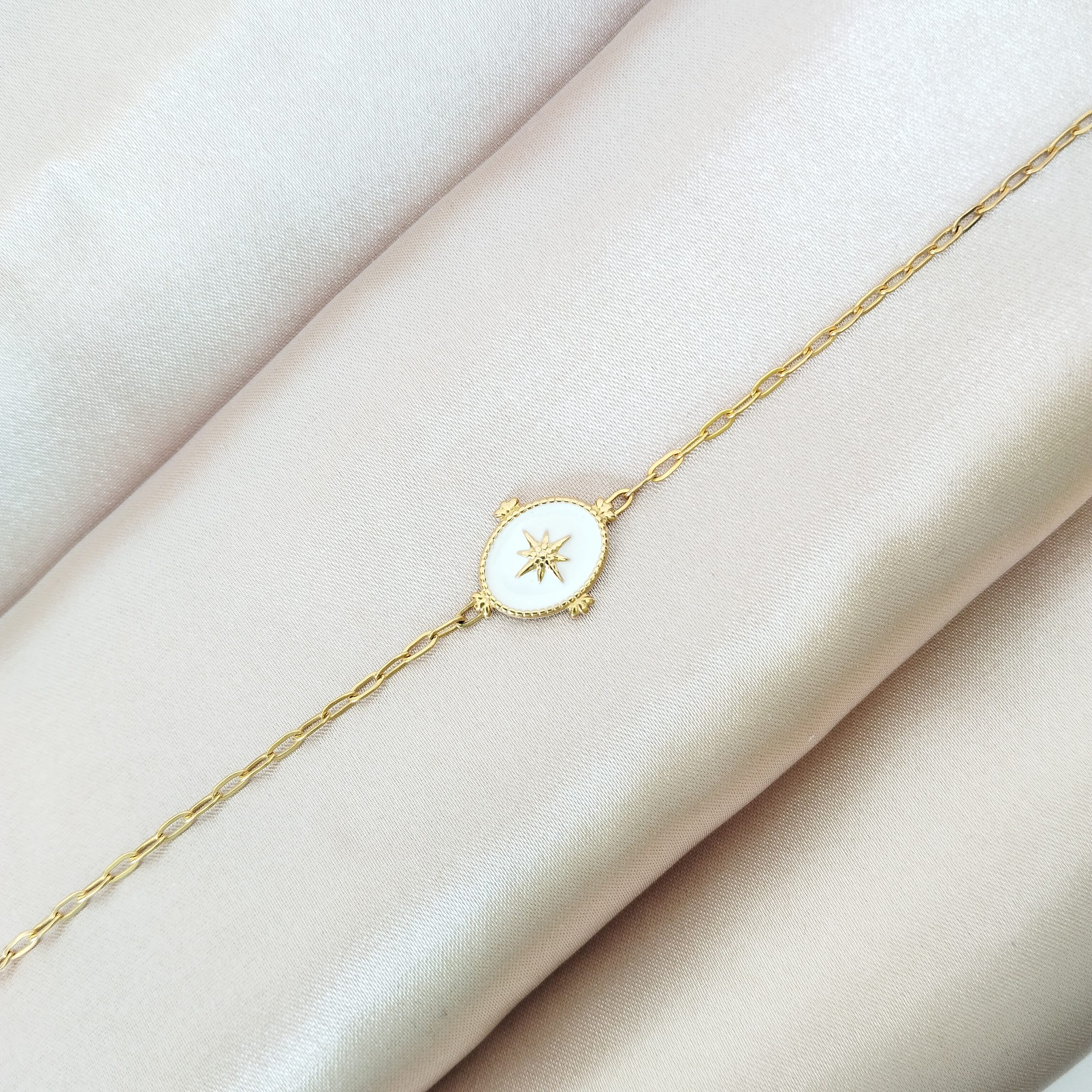 bracelet en acier inoxydable doré avec un pendentif blanc orné d'une étoile
