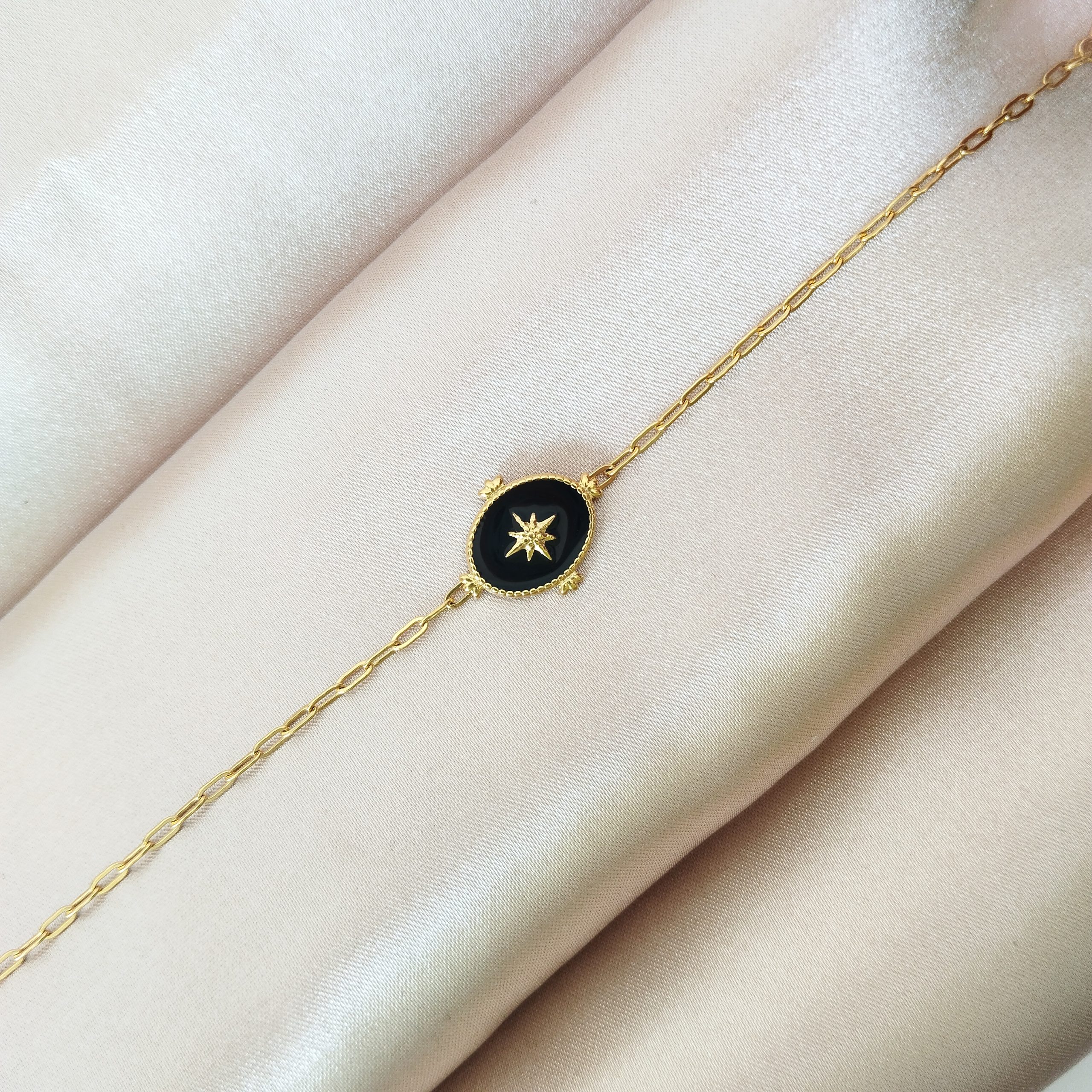 bracelet en acier inoxydable doré avec un pendentif noir orné d'une étoile
