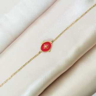 bracelet en acier inoxydable doré avec un pendentif rouge orné d'une étoile