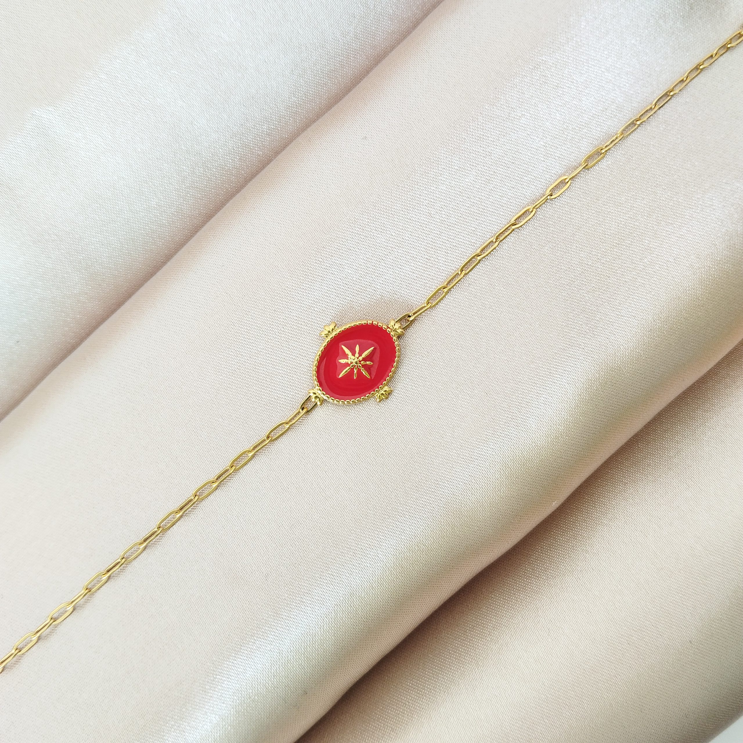 bracelet en acier inoxydable doré avec un pendentif rouge orné d'une étoile