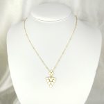 collier articulé fleuri en acier inoxydable doré et pétales colorées