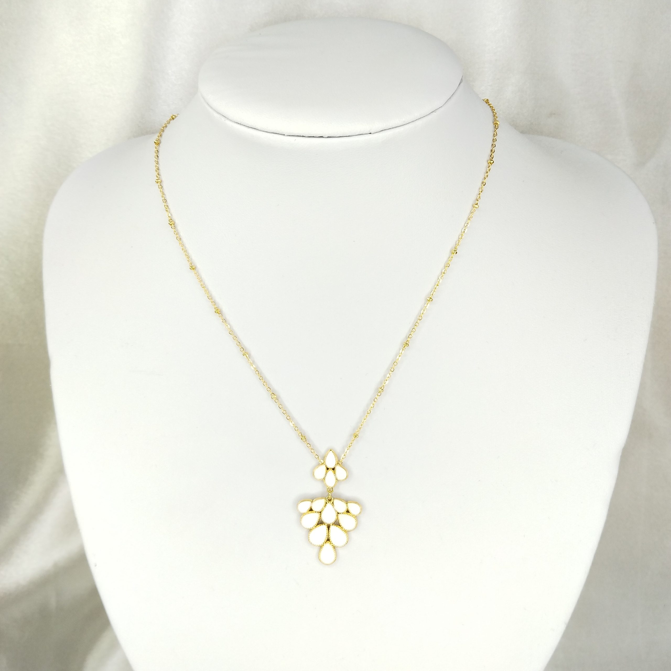 collier articulé fleuri en acier inoxydable doré et pétales colorées
