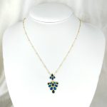 collier articulé fleuri en acier inoxydable doré et pétales colorées
