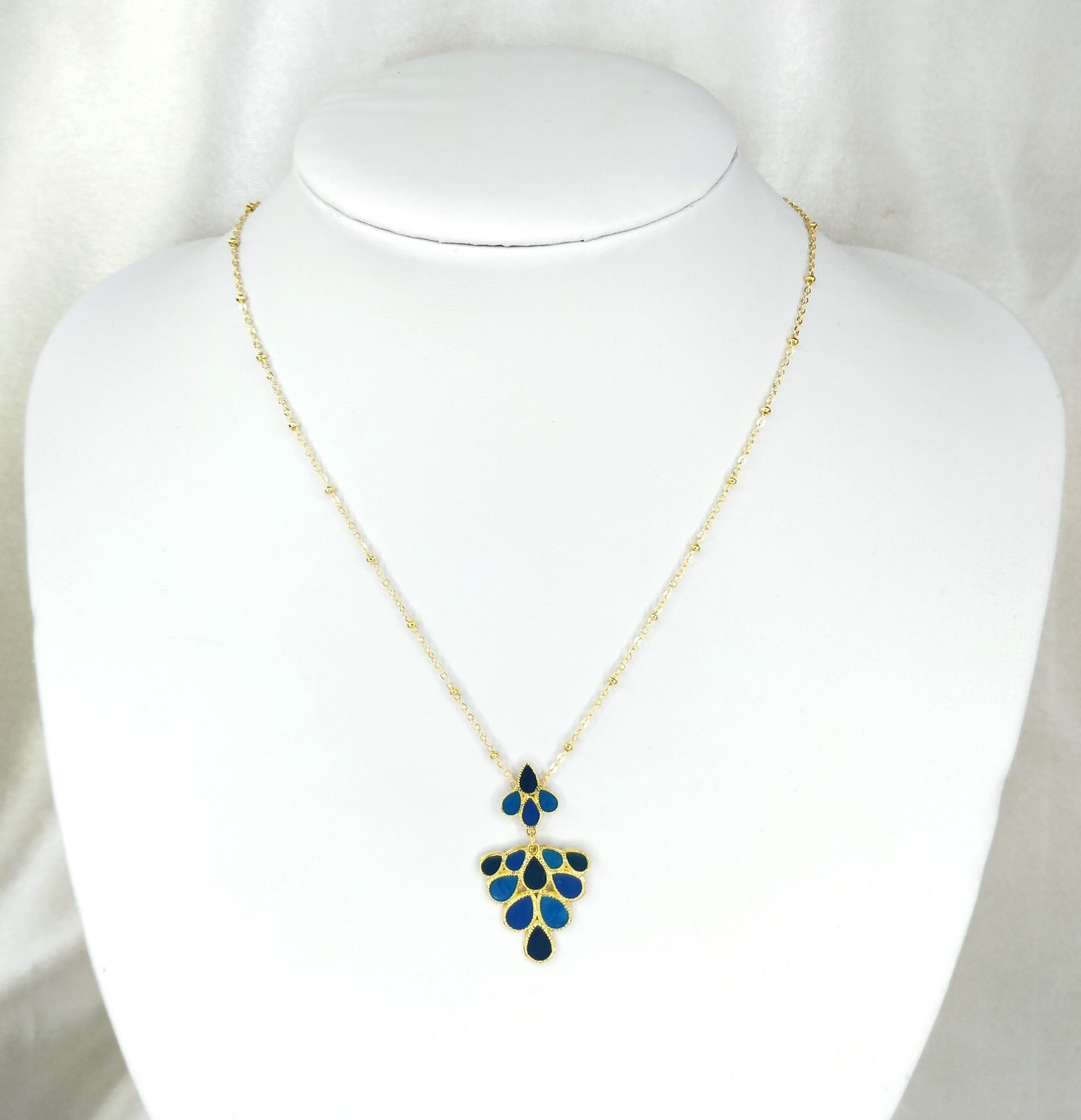 collier articulé fleuri en acier inoxydable doré et pétales colorées
