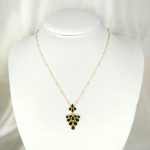 collier articulé fleuri en acier inoxydable doré et pétales colorées