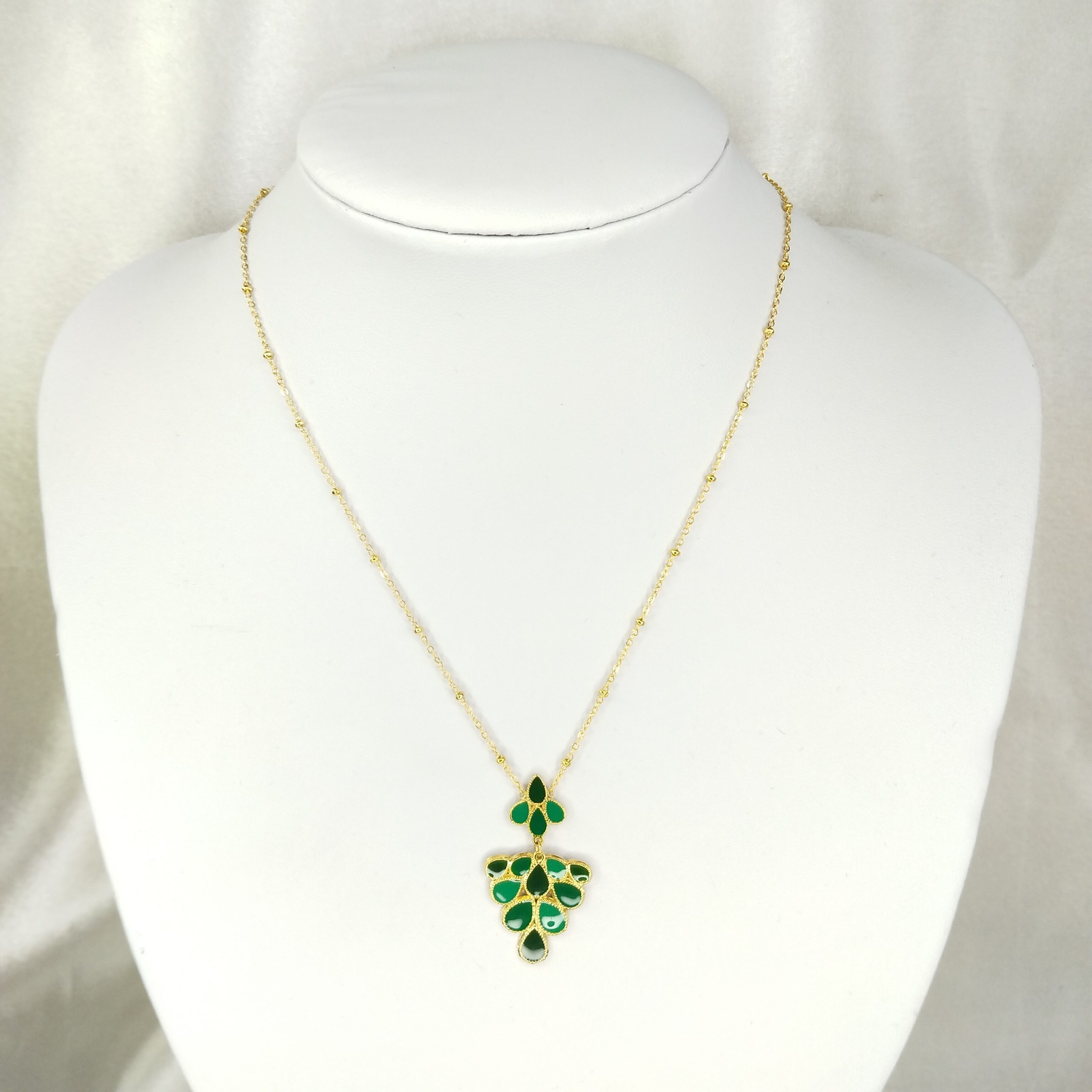 collier articulé fleuri en acier inoxydable doré et pétales colorées