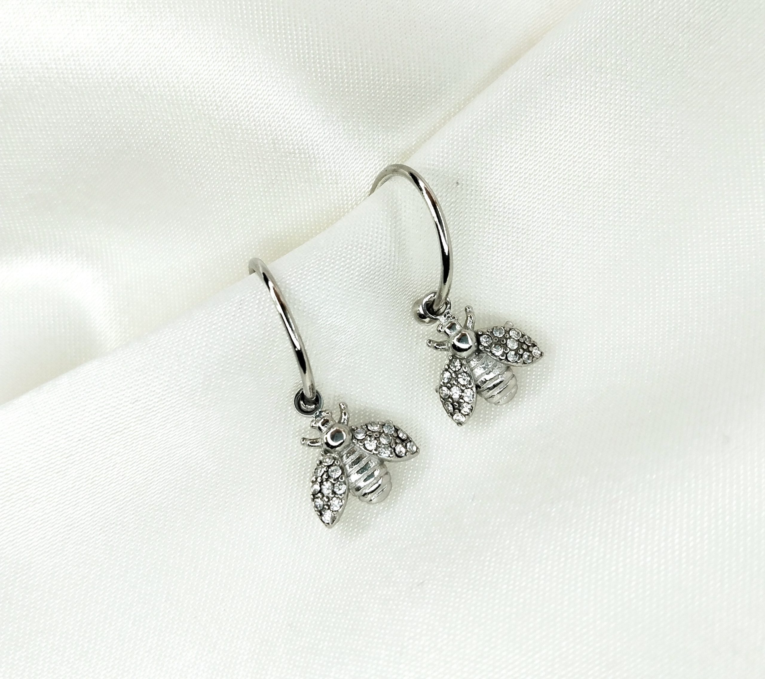 boucles d'oreilles abeille doré orné de strass blanc