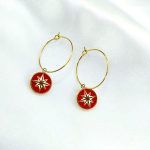 boucles d'oreilles creoles en acier inoxydable avec un pendentif rouge orné d'une étoile doré