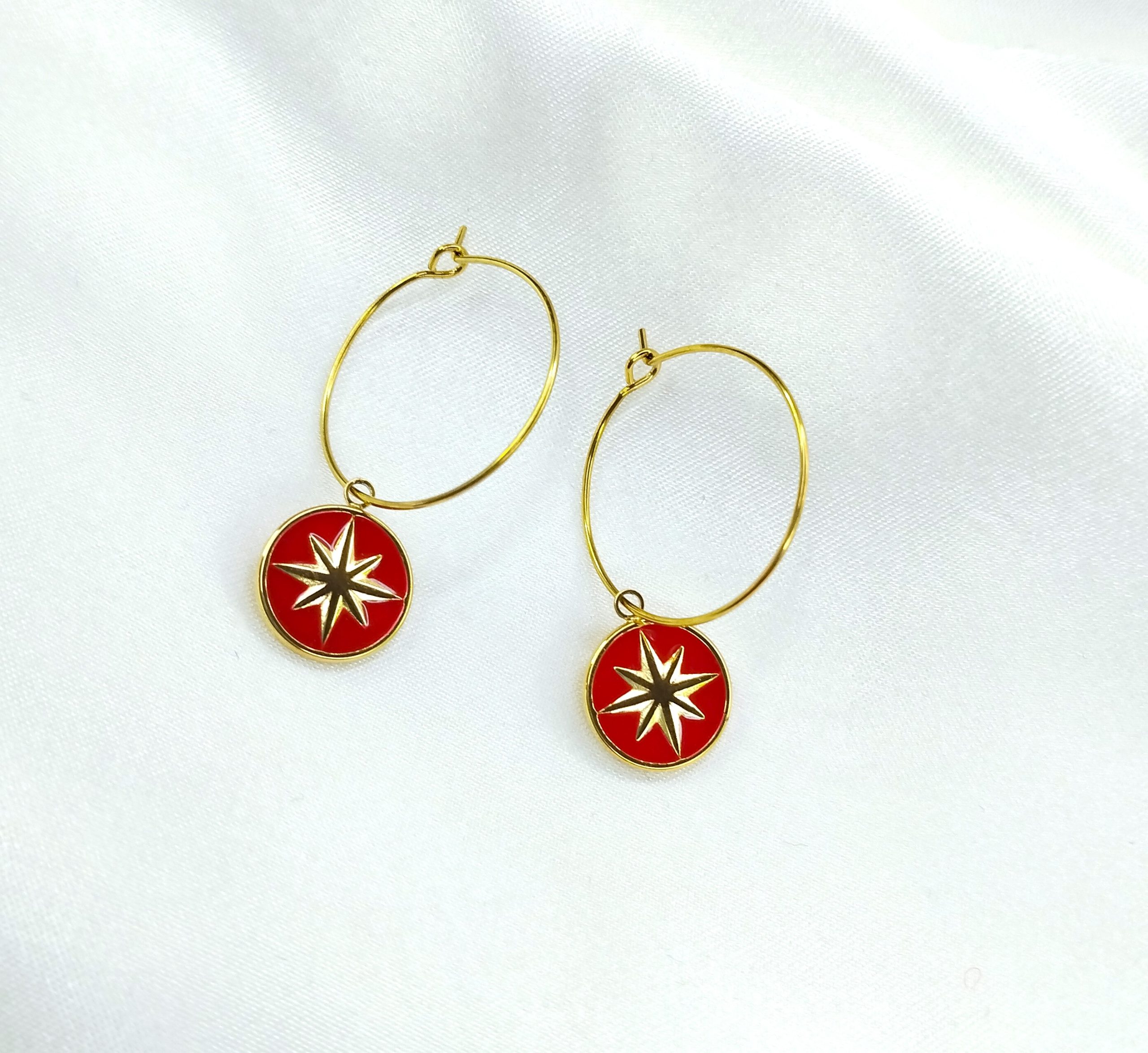 boucles d'oreilles creoles en acier inoxydable avec un pendentif rouge orné d'une étoile doré