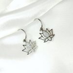 boucles d'oreilles fleur de lotus argenté strass blanc