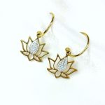 boucles d'oreilles fleur de lotus doré et strass blanc