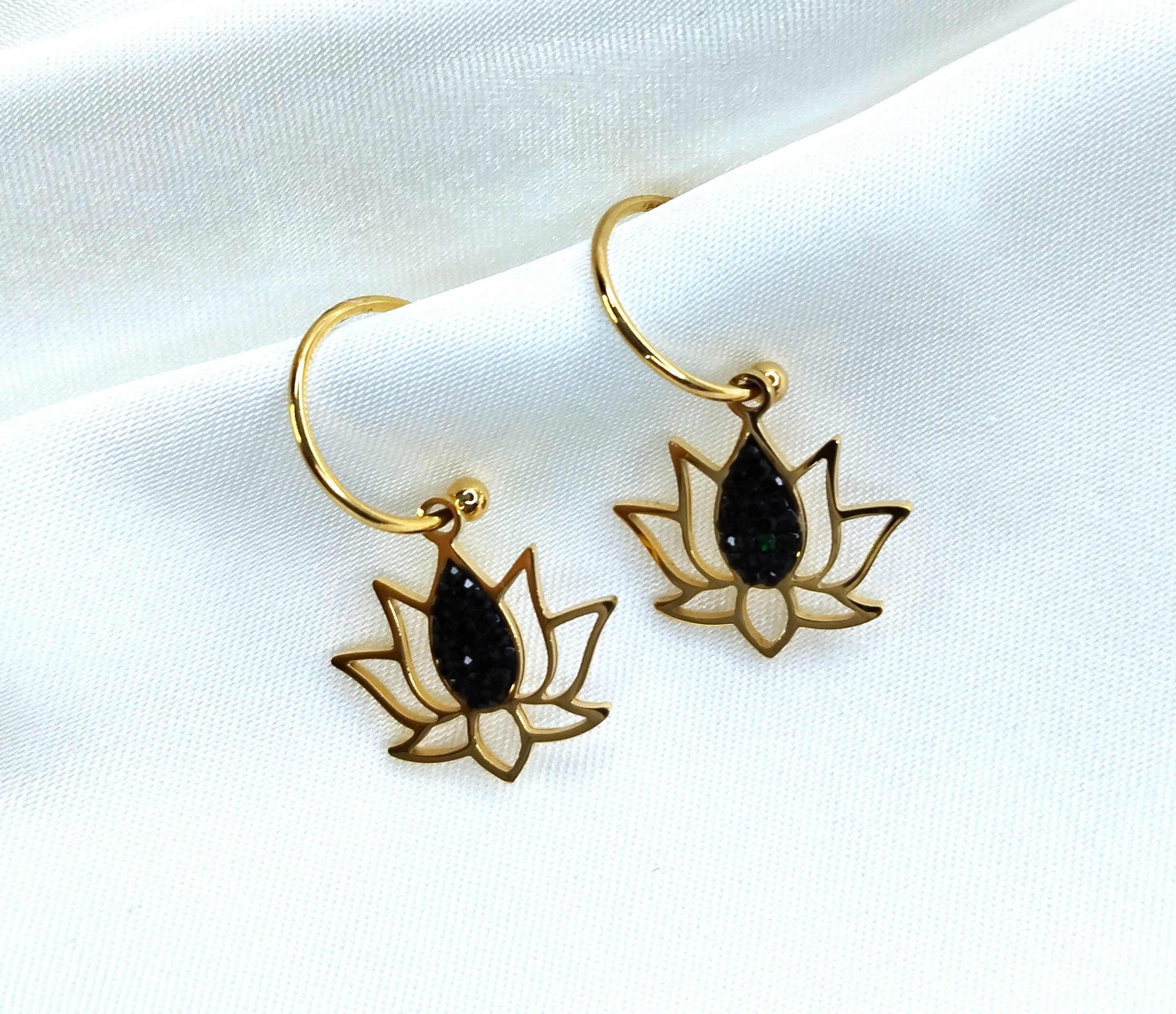 boucles d'oreilles fleur de lotus doré et strass noir