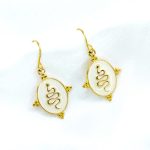 Boucles d'oreilles Sofia serpent doré sur fond blanc