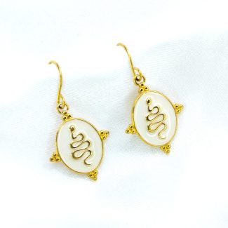 Boucles d'oreilles Sofia serpent doré sur fond blanc