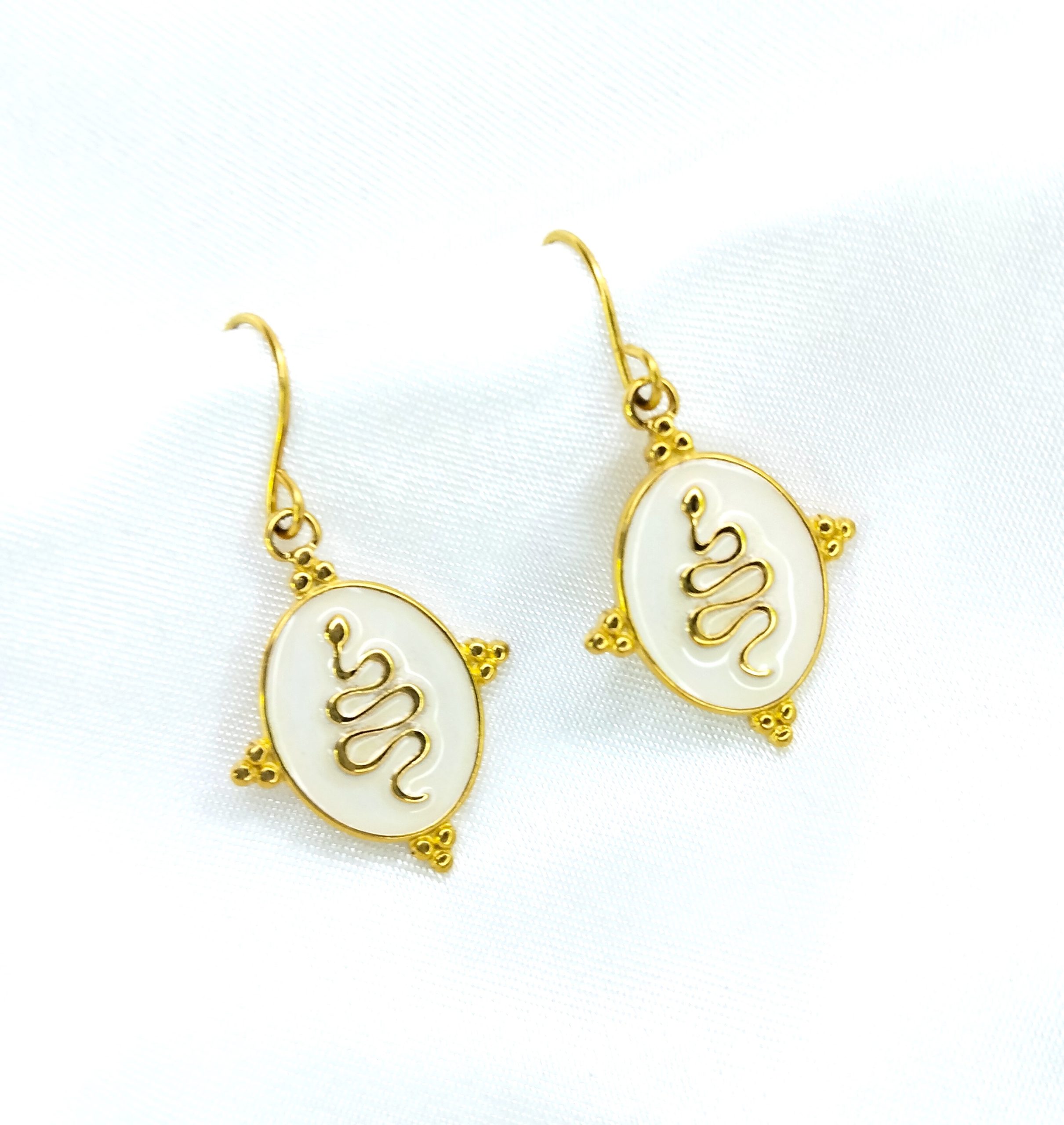 Boucles d'oreilles Sofia serpent doré sur fond blanc