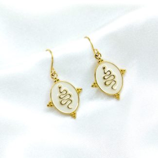 Boucles d'oreilles Sofia serpent doré sur fond blanc
