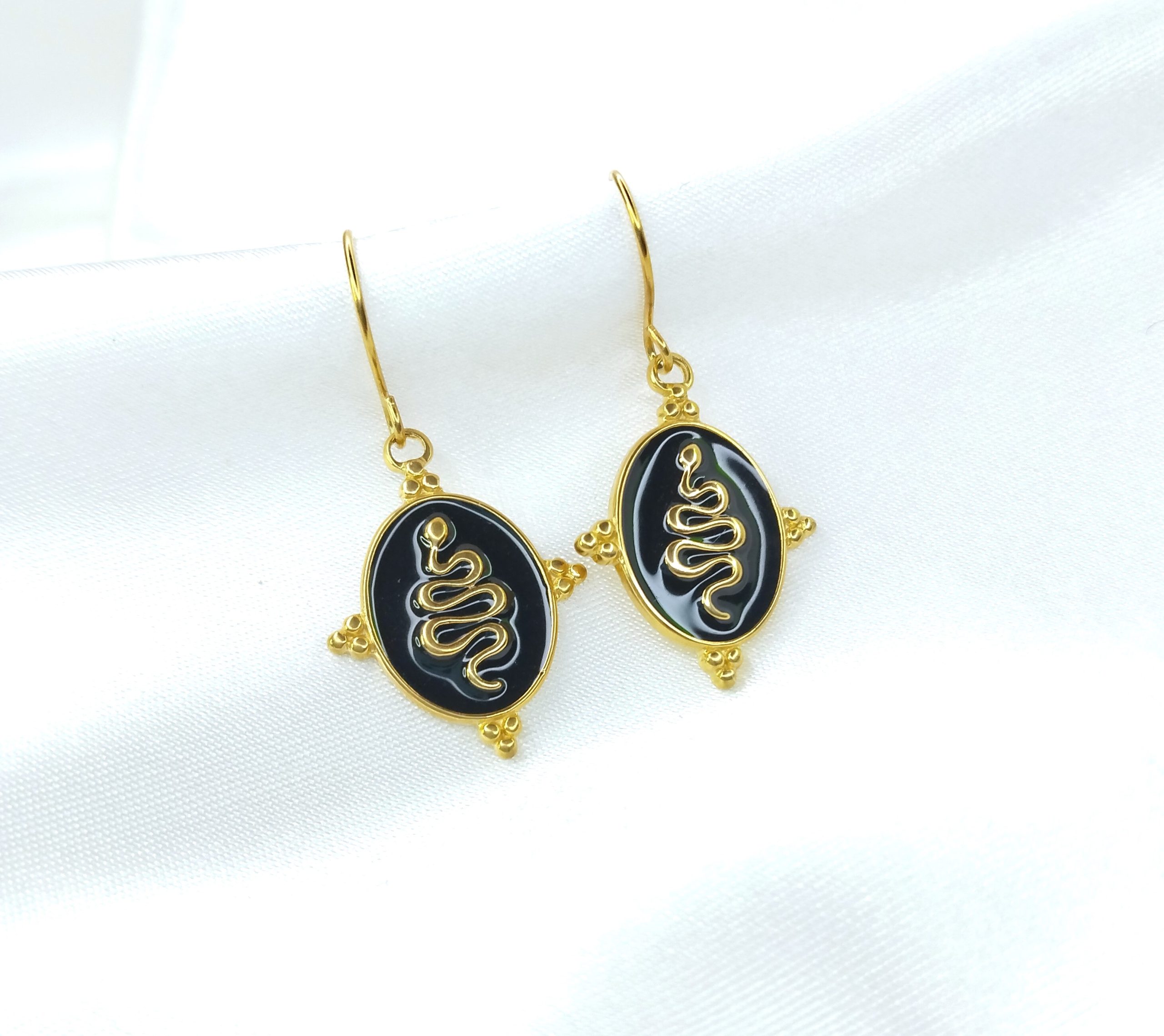 Boucles d'oreilles Sofia serpent doré sur fond noir