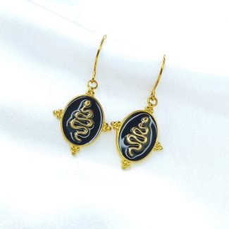 Boucles d'oreilles Sofia serpent doré sur fond noir