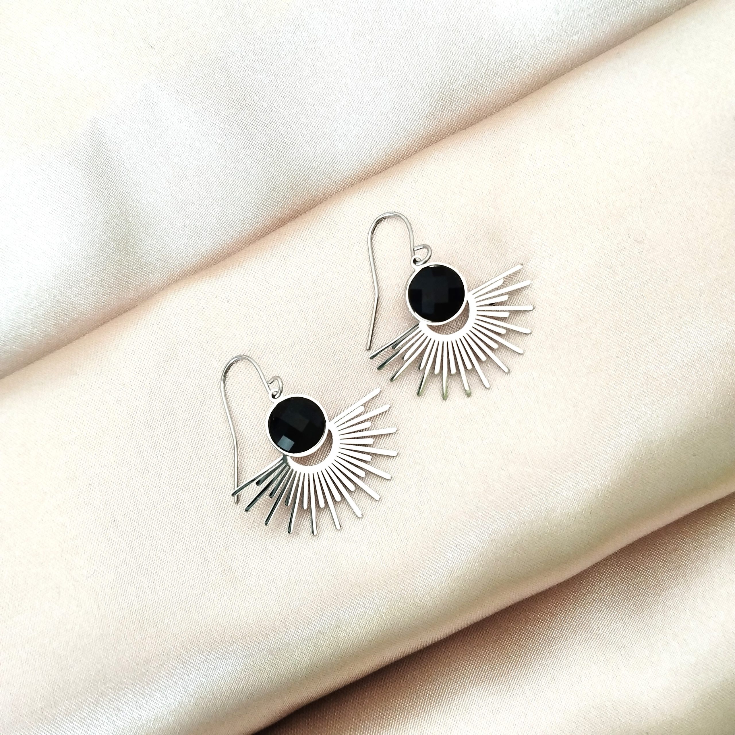 boucles d'oreilles soleil ornée d'une perle colorée