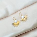 boucles d'oreilles soleil ornée d'une perle colorée
