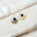 boucles d'oreilles soleil ornée d'une perle colorée