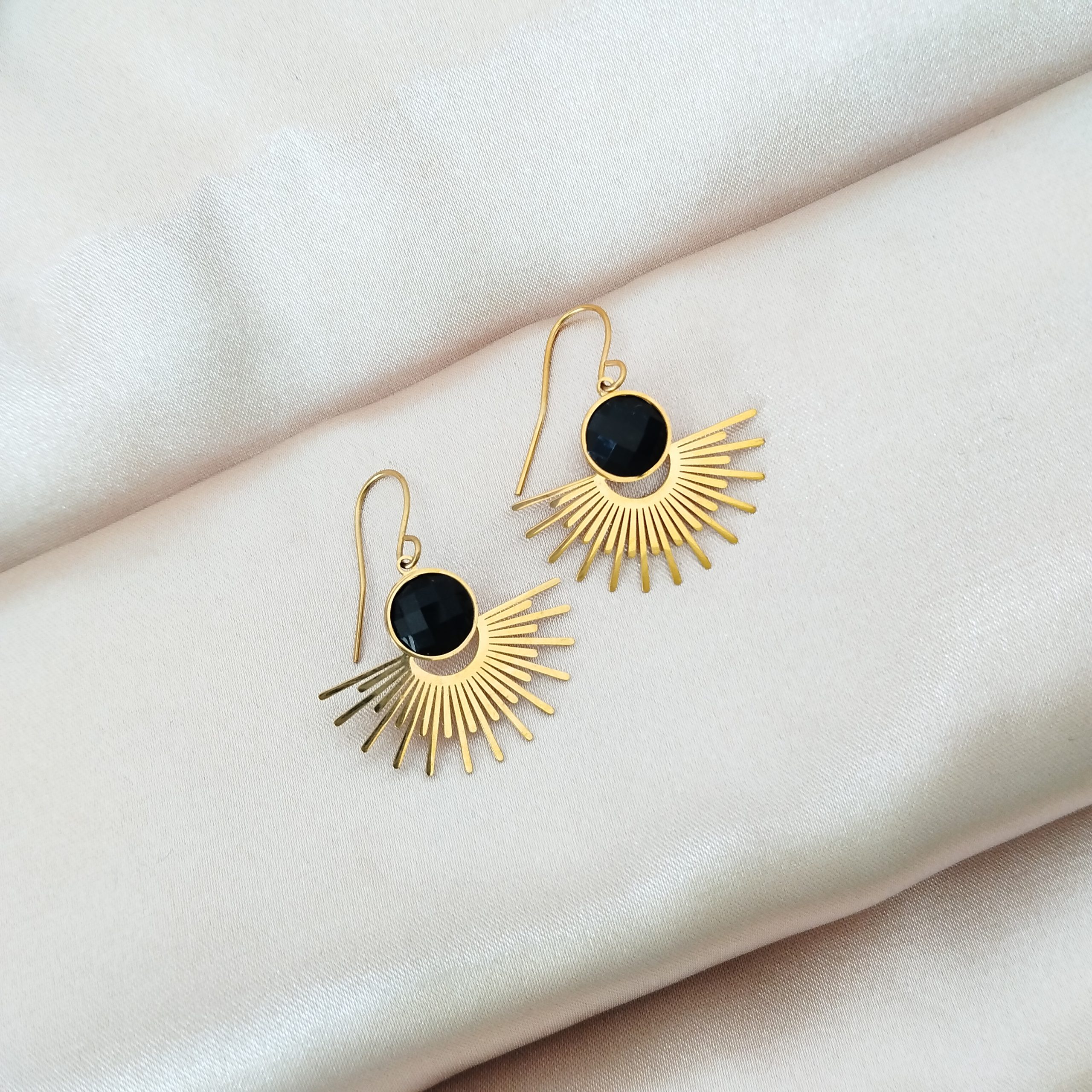 boucles d'oreilles soleil ornée d'une perle colorée