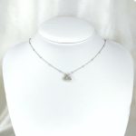 collier abeille argenté ornée de strass