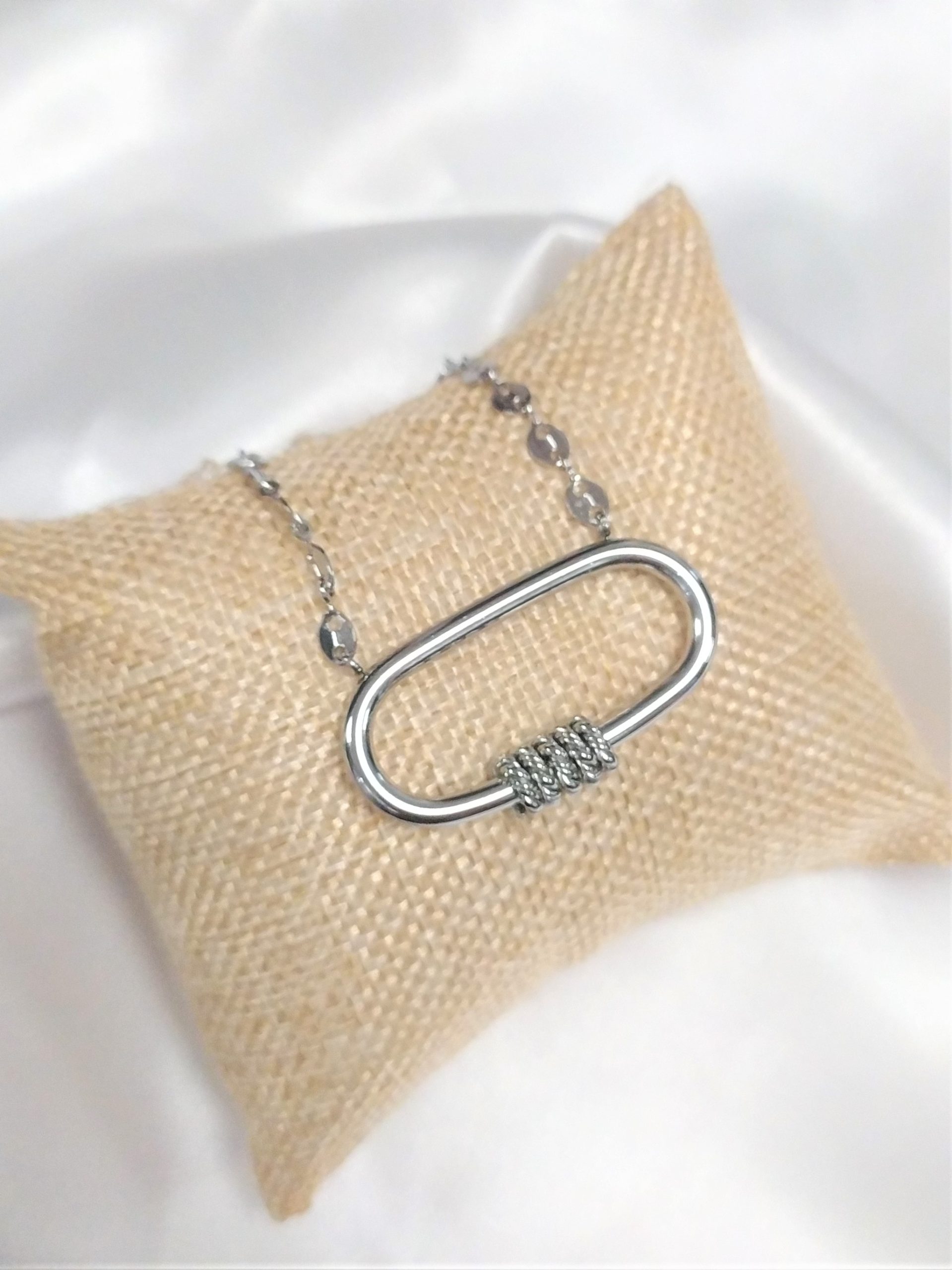 collier-ovale-argente-olive