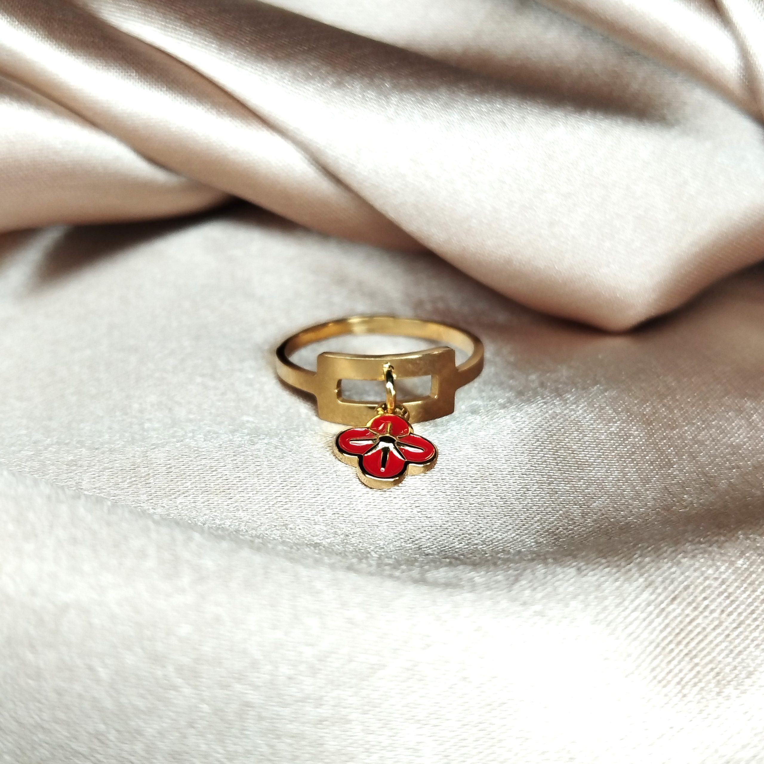 bague en acier inoxydable doré avec un pendentif trefle rouge