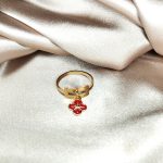 bague en acier inoxydable doré avec un pendentif trefle rouge