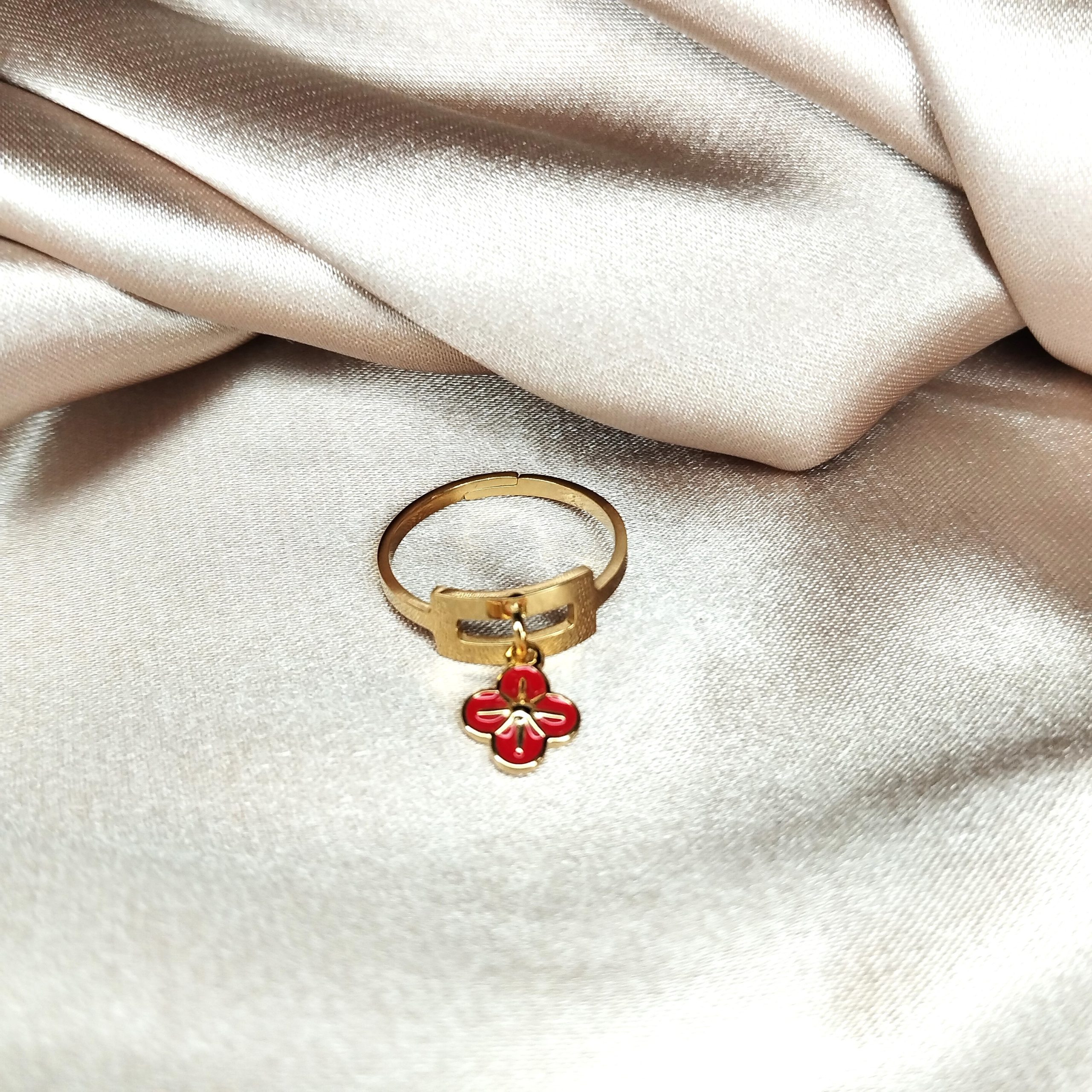 bague en acier inoxydable doré avec un pendentif trefle rouge