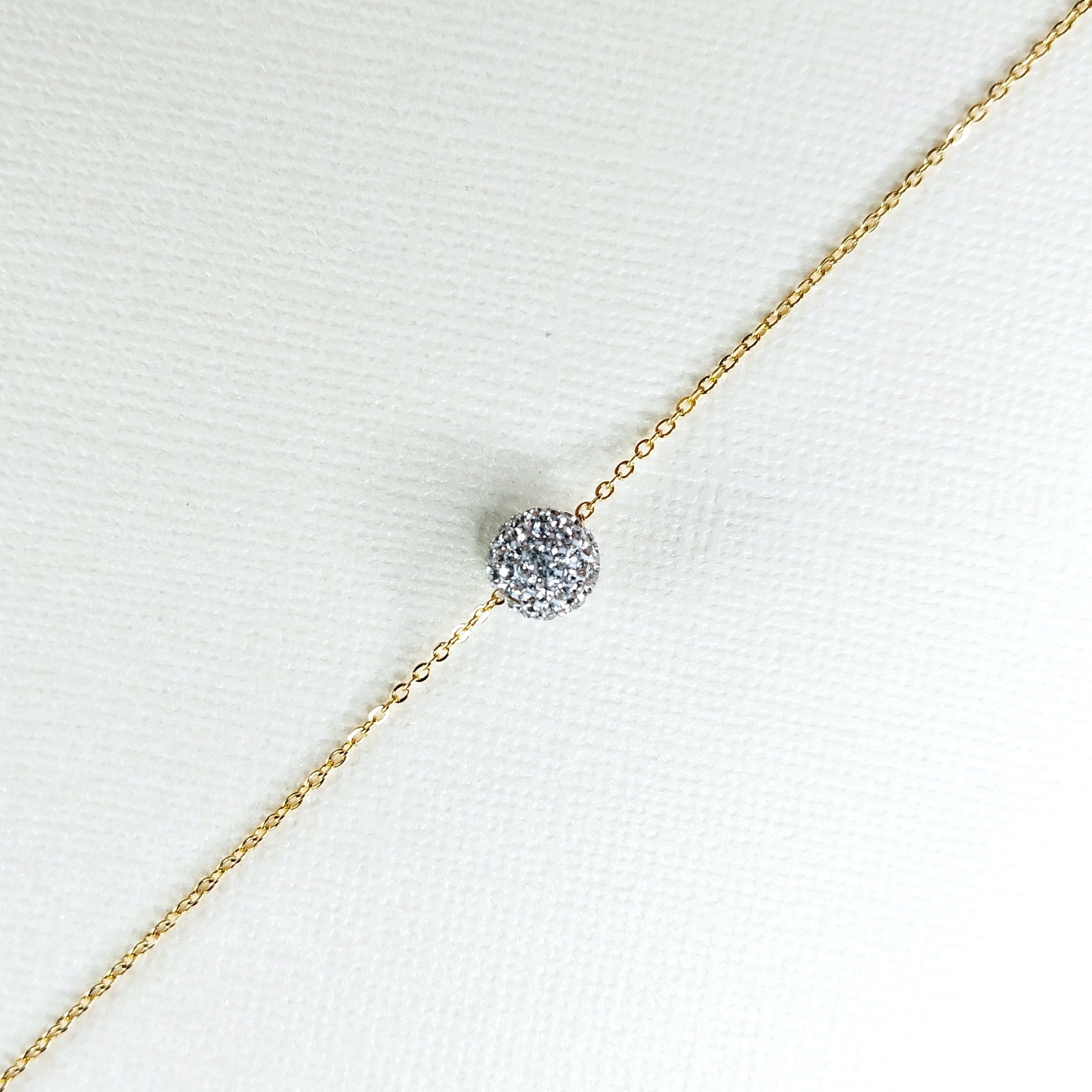 bracelet en acier inoxydable doré avec un pendentif boule ornée de strass