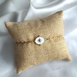 bracelet en acier inoxydable doré avec un pendentif blanc orné d'une étoile