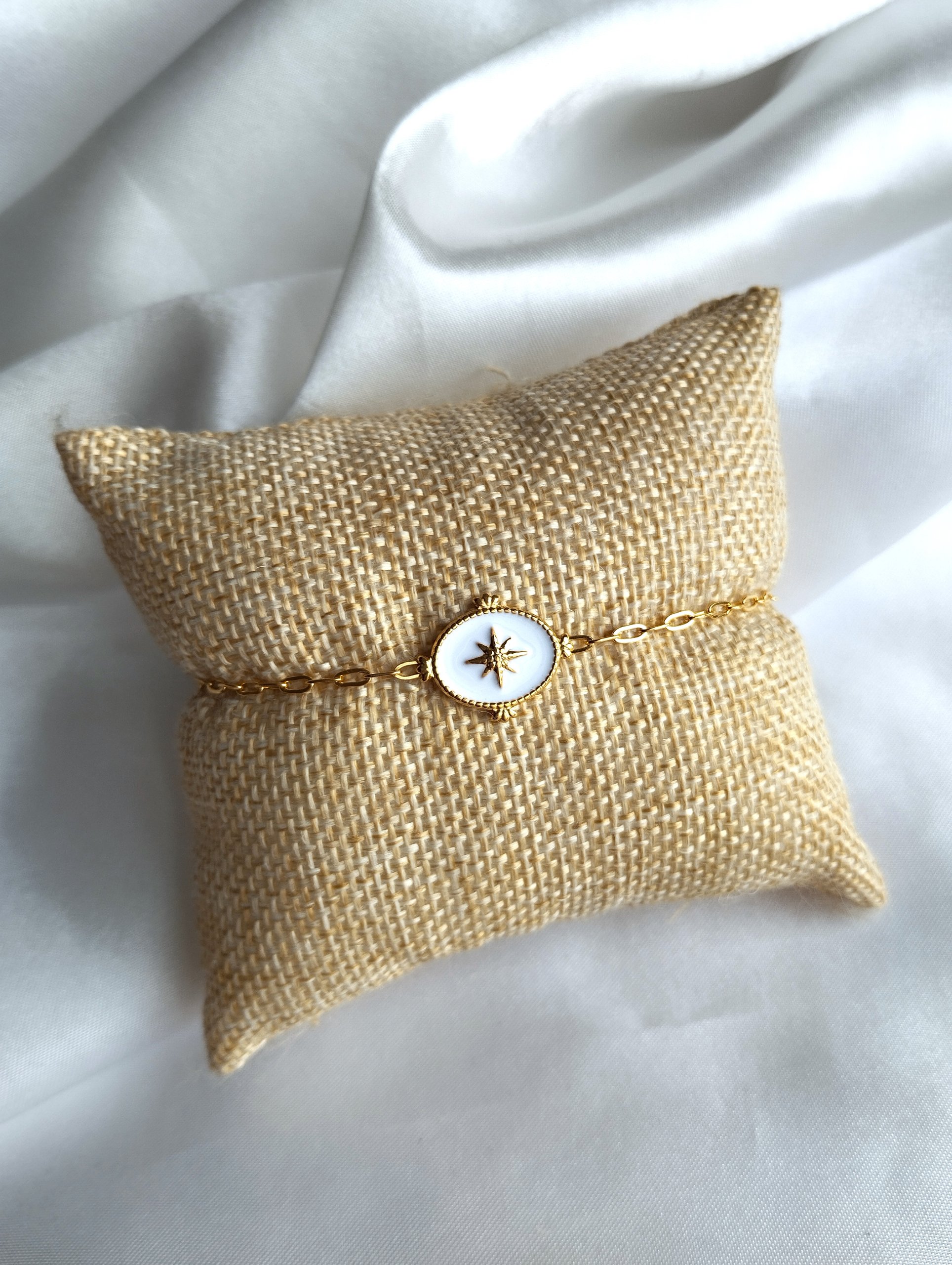 bracelet en acier inoxydable doré avec un pendentif blanc orné d'une étoile