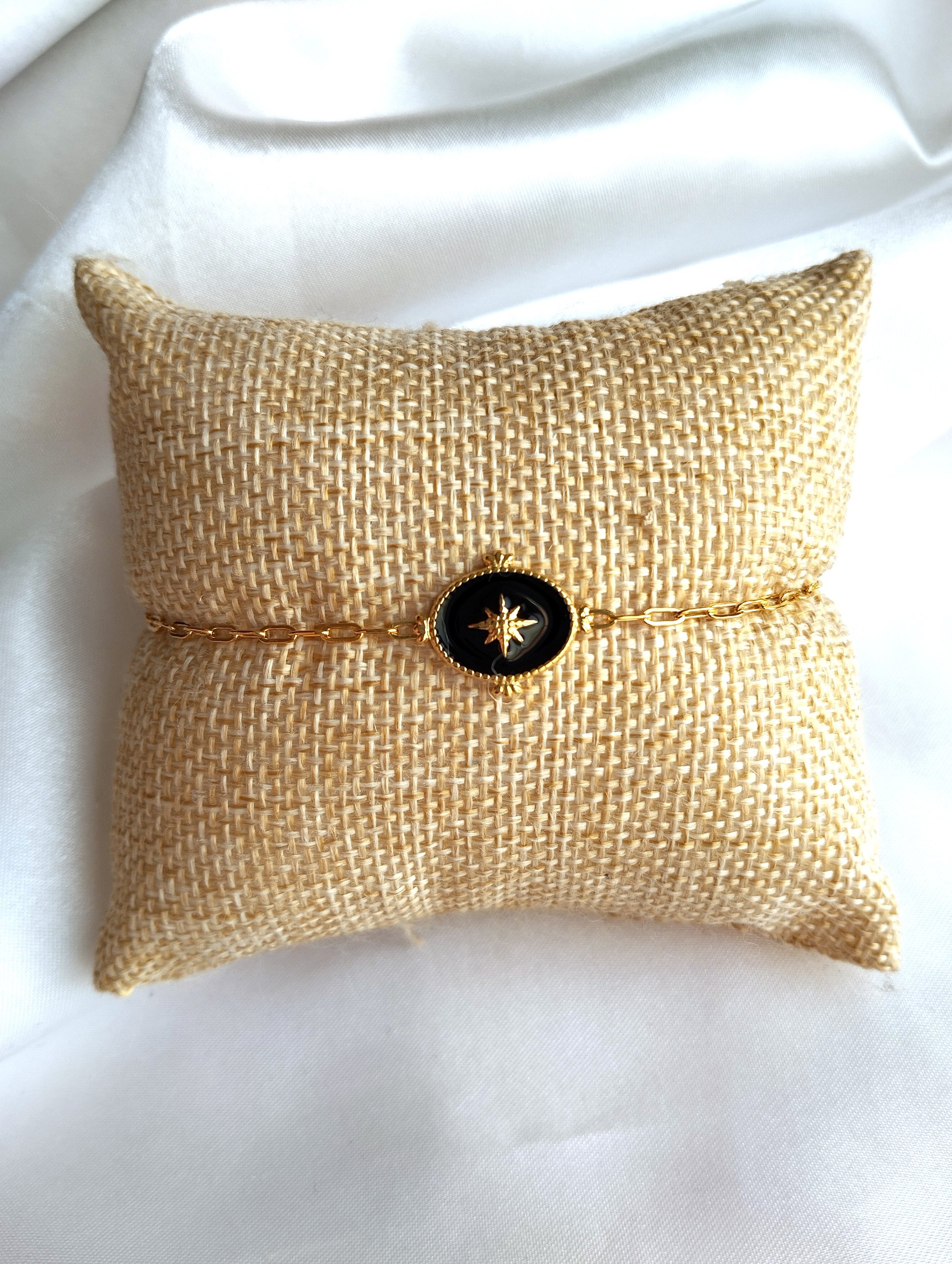 bracelet en acier inoxydable doré avec un pendentif noir orné d'une étoile