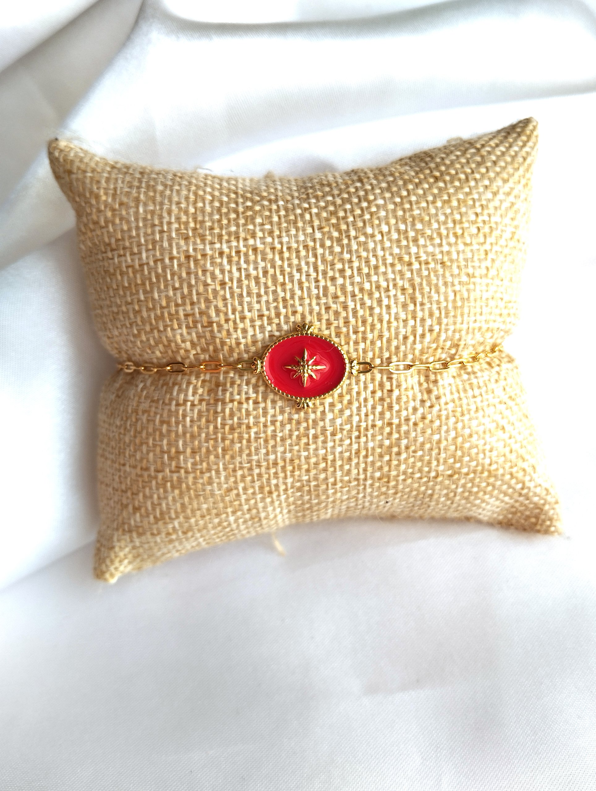bracelet en acier inoxydable doré avec un pendentif rouge orné d'une étoile
