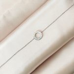 bracelet argenté pendentif strass blanc