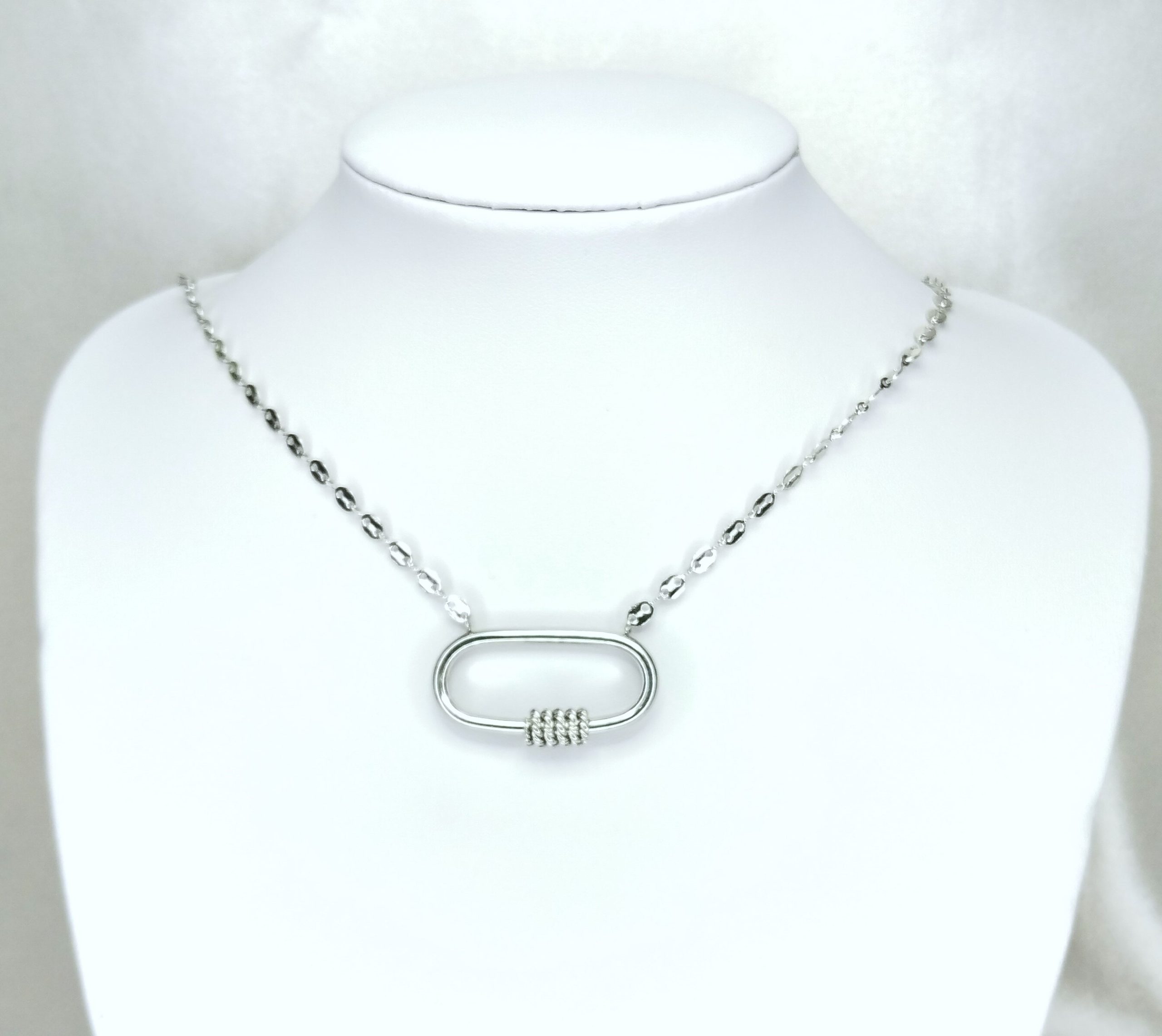 collier-ovale-argente1-olive