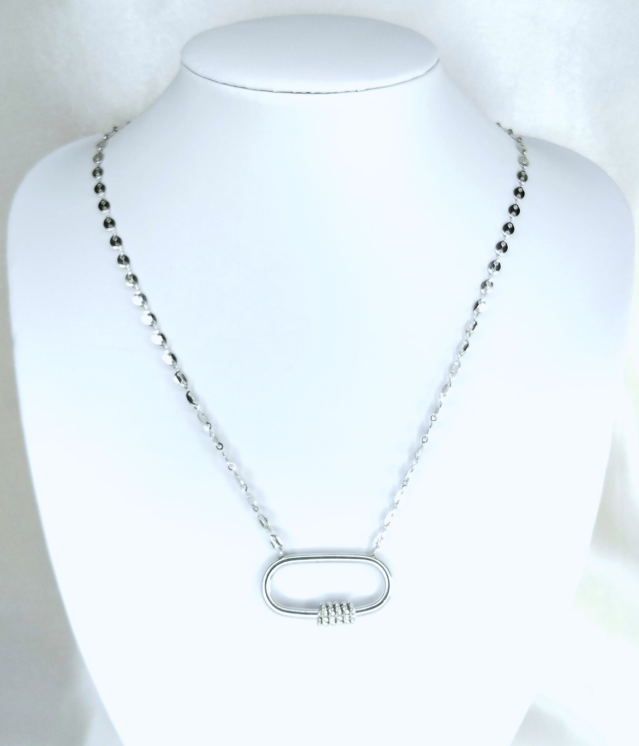 collier-ovale-argente2-olive