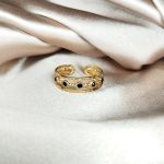 Bague en acier inoxydable doré orné de strass noir